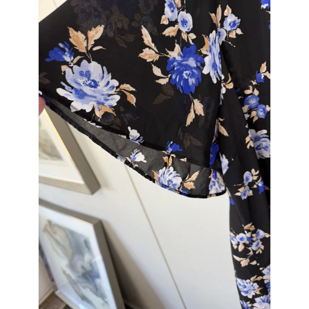 Torrid 5 Short Sleeve Black Floral V Neck Blouse W Covered Buttons - Picture 2 of 8